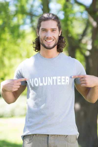 Happy volunteer in the park — Stock Photo, Image