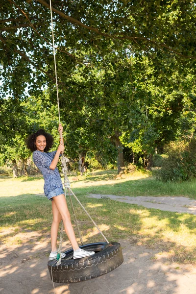 Ganska ung kvinna i däcket swing — Stockfoto