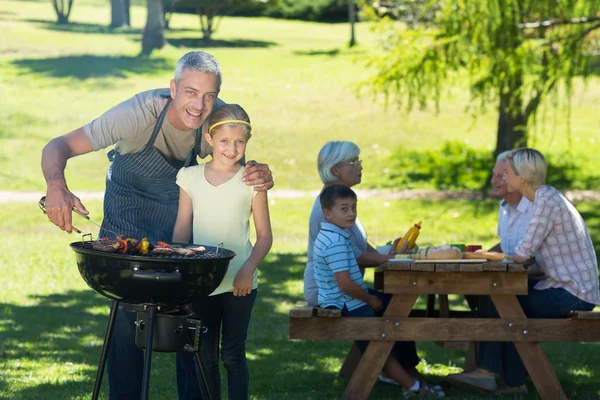 Père heureux faisant barbecue avec sa fille — Photo