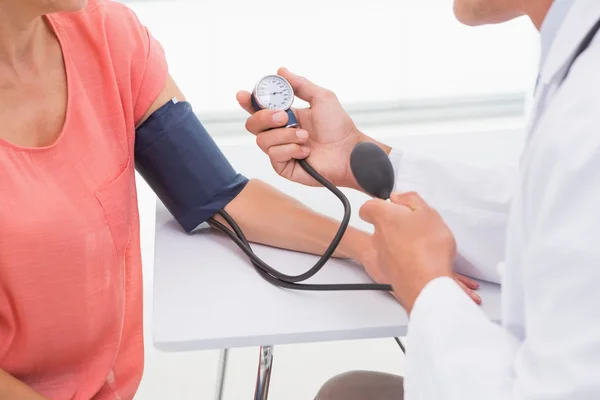 Médico fazendo teste em seu paciente — Fotografia de Stock