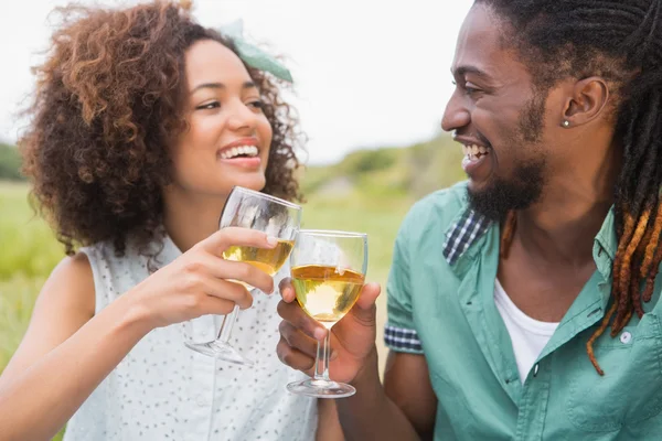 Couple sur un pique-nique boire du vin — Photo