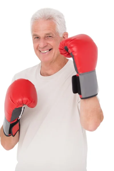 Homem sênior em luvas de boxe — Fotografia de Stock