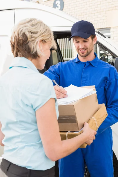 Felice uomo di consegna con il cliente — Foto Stock