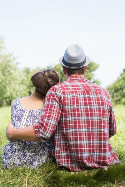 Casal relaxante no parque — Fotografia de Stock