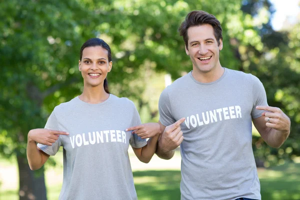 Vrijwilliger paar glimlachen — Stockfoto