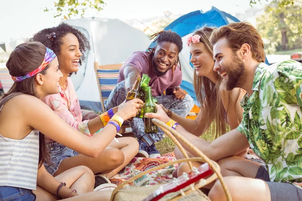 Hipster amüsieren sich auf ihrem Zeltplatz — Stockfoto