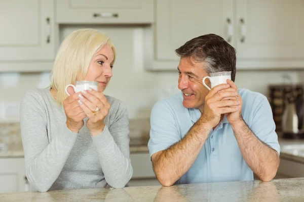 Äldre par att ha kaffe tillsammans — Stockfoto