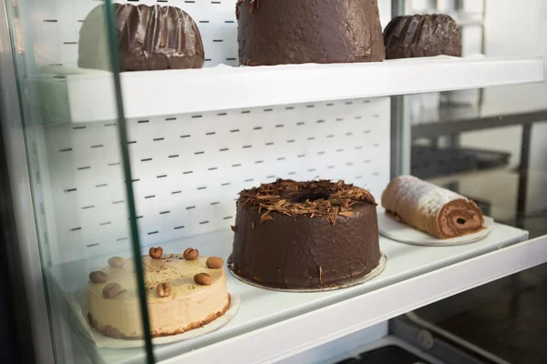 Rulltårta och kaffe kaka på bageriet — Stockfoto