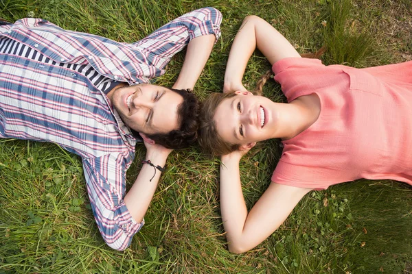 Leuk paar in het park — Stockfoto