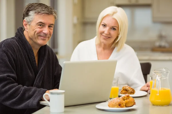 Mature couple having breakfast together — Stock Photo, Image