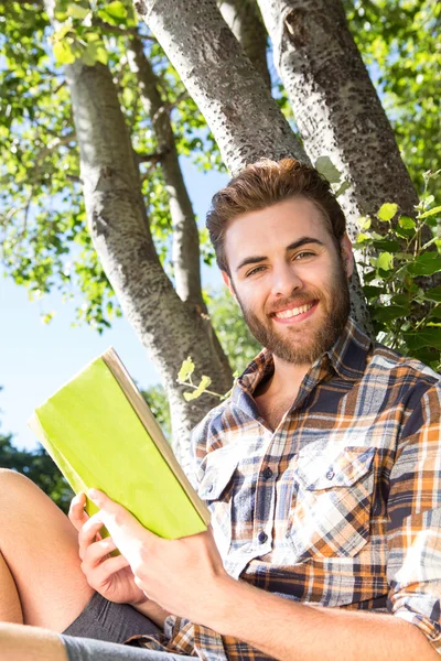 Bel libro di lettura hipster nel parco — Foto Stock