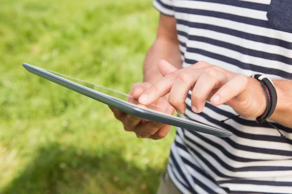 Homme utilisant une tablette dans le parc — Photo