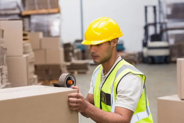 Lavoratore che prepara le merci per la spedizione — Foto Stock