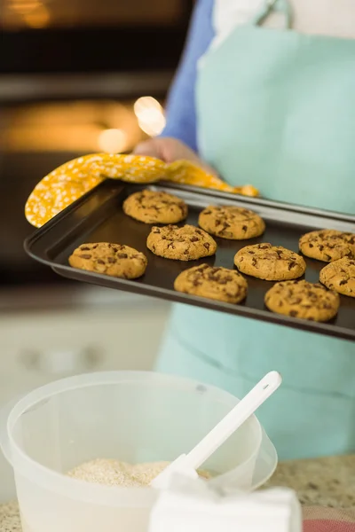 Woman showing tray of fresh cookies — Stock Photo, Image