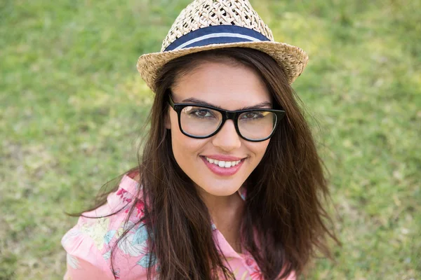 Pretty brunette smiling in park — Stock Photo, Image