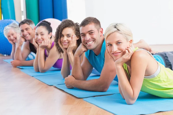 Ludzi, relaks na maty do ćwiczeń w centrum fitness — Zdjęcie stockowe