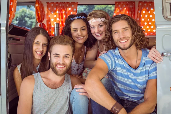 Hipster vänner i en camper van — Stockfoto