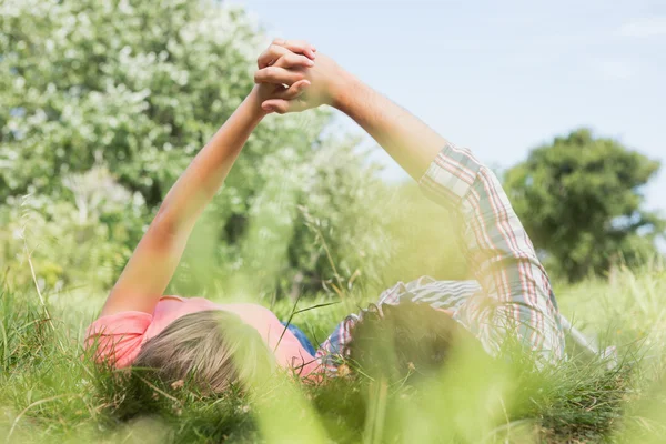 Linda pareja cogida de la mano en el parque — Foto de Stock