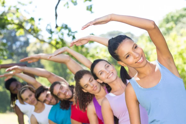 Gruppo di fitness che fa yoga nel parco — Foto Stock