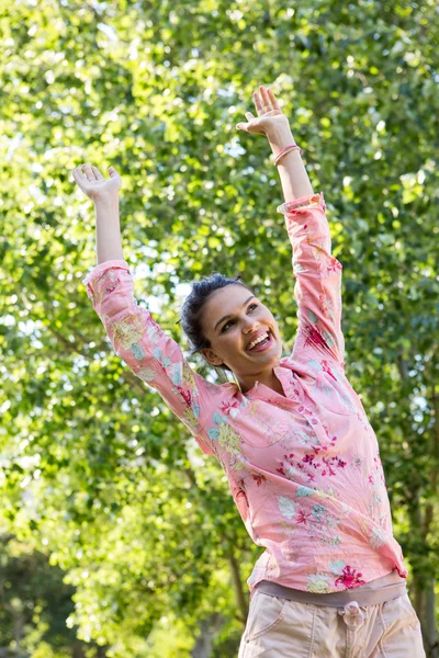 Jolie brune se sentant libre dans le parc — Photo