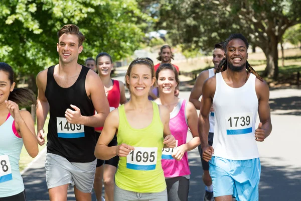 Gente feliz corriendo carrera en el parque —  Fotos de Stock