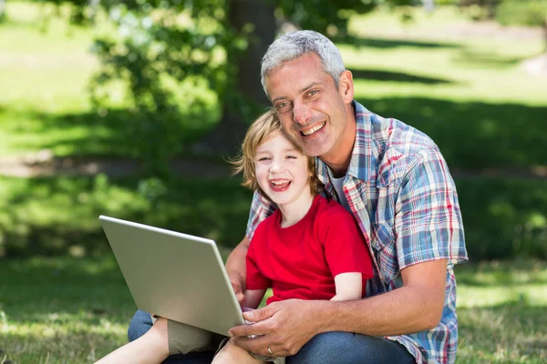 Père heureux utilisant un ordinateur portable avec son fils — Photo