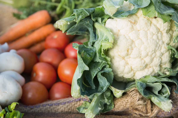 Tabel van verse producten op de markt — Stockfoto