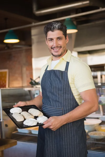 Lavoratore in grembiule vassoio di tenuta di meringa — Foto Stock