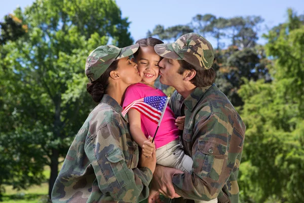 Exército pais reunidos com sua filha — Fotografia de Stock