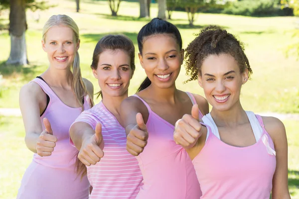 Lächelnde Frauen in rosa für Brustkrebsbewusstsein — Stockfoto
