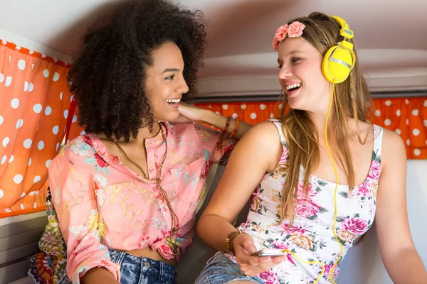 Amigos felices en un viaje por carretera escuchando música —  Fotos de Stock