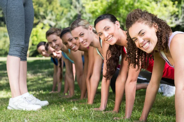 Fitness grupp bordläggning i park — Stockfoto