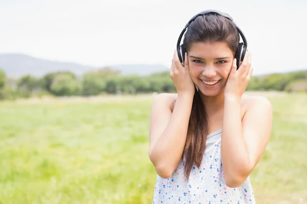 Bella bruna che ascolta musica — Foto Stock