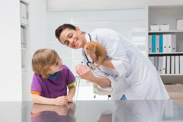 Veterinären gör injektion på katt — Stockfoto