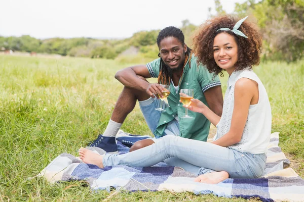 Pareja en un picnic bebiendo vino — Foto de Stock