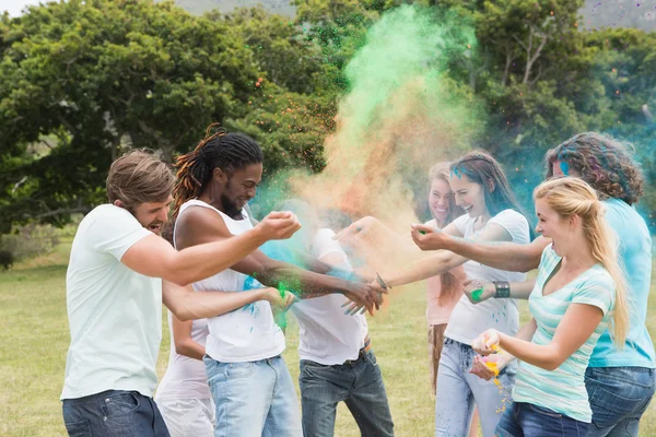 Freunde haben Spaß mit Puderfarbe — Stockfoto