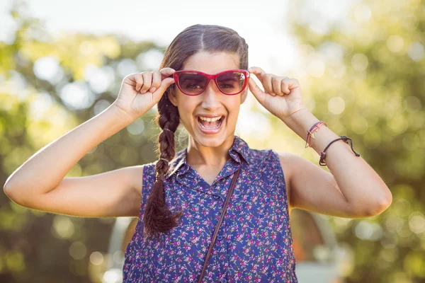 Mooie hipster glimlachen op camera — Stockfoto
