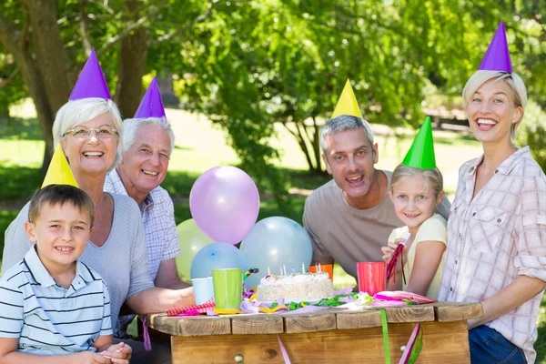 Familia feliz celebrando un cumpleaños — Foto de Stock