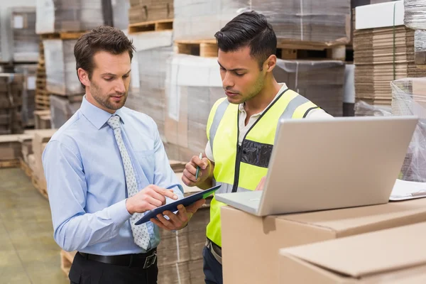 Magazijn werknemer en manager werkt — Stockfoto