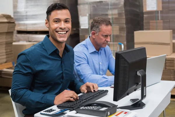 Zwei Manager arbeiten am Laptop am Schreibtisch — Stockfoto