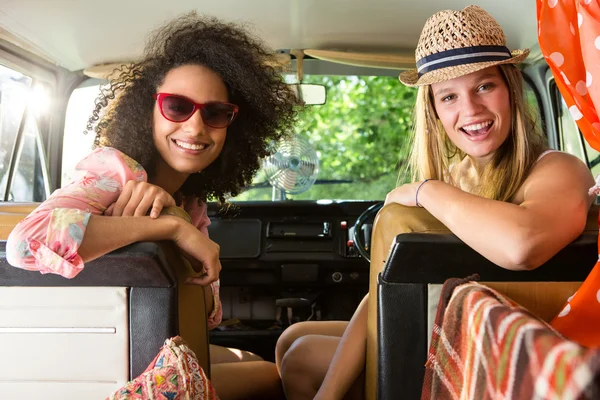 Happy friends on a road trip — Stock Photo, Image