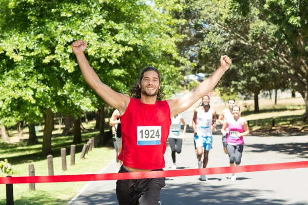 Passar personer som kör race i park — Stockfoto