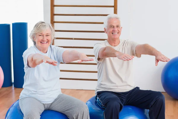 Senior couple sitting on exercise ball — Stock Photo, Image