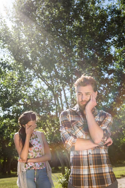 Casal jovem tendo uma discussão — Fotografia de Stock