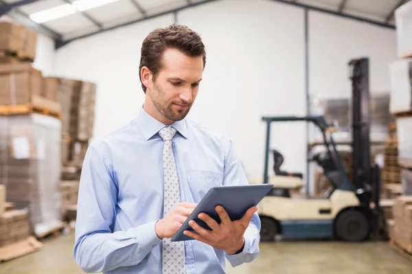 Manager utilizzando tablet digitale in magazzino — Foto Stock