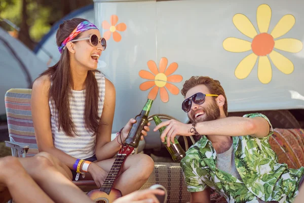 Hipsters felizes relaxando no parque de campismo — Fotografia de Stock