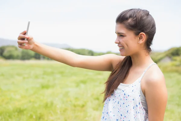 Jolie brune prenant un selfie dans le parc — Photo