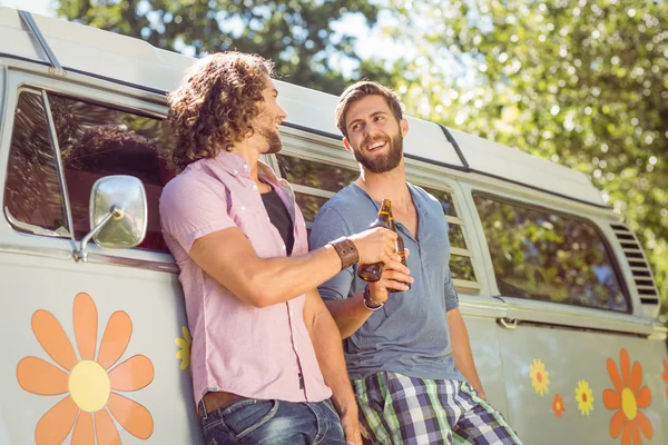 Hipster-Freunde stoßen mit Bier an — Stockfoto