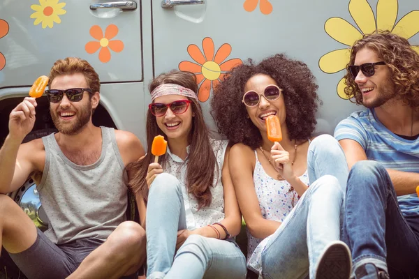 Amici hipster godendo lecca-lecca ghiaccio — Foto Stock