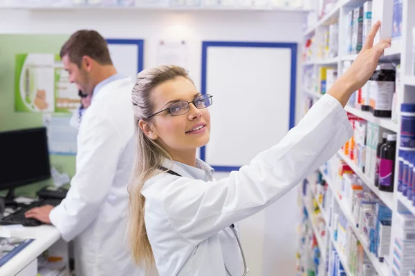 Farmacéutico mirando a la cámara — Foto de Stock